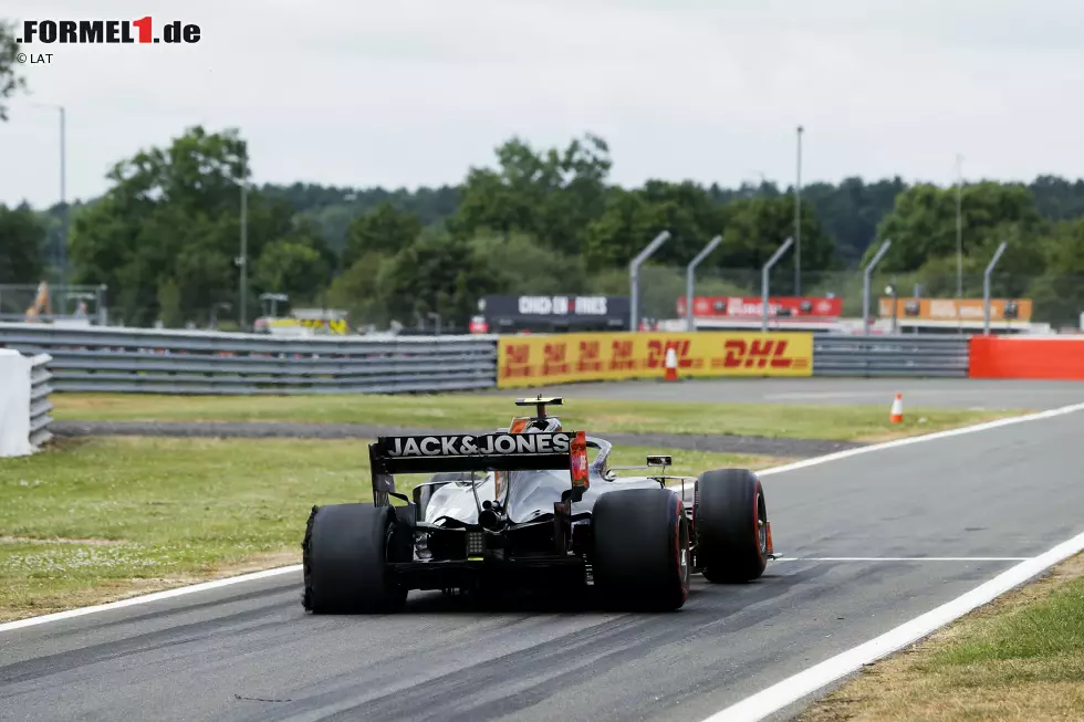 Foto zur News: Kevin Magnussen (5): Der Däne fuhr das aktuelle Haas-Auto, das eigentlich schneller sein sollte. War er aber nicht. Genauso, wie man Grosjean für die Berührung kritisieren kann, kann man es auch bei ihm tun: Ausgerechnet gegen den Teamkollegen muss man nicht so draufhalten.