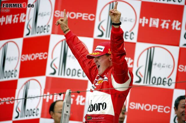 Foto zur News: Meiste Siege: Mit 91 Siegen ist Michael Schumacher noch immer der erfolgreichste Fahrer der Geschichte. Doch Achtung: Lewis Hamilton steht bereits bei 73 Erfolgen. Da die Saison über 21 Rennen geht, könnte er "Schumi" ganz theoretisch überholen. Dafür bräuchte er allerdings mindestens 19 Saisonsiege - was ebenfalls ein neuer Rekord wäre.