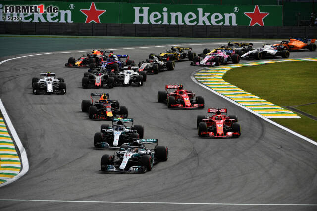 Angeführte Rennen: Auch hier hat "Schumi" die Nase aktuell vorne. Bei 142 Grand Prix führte er mindestens eine Runde lang. Und auch hier ist es Hamilton, der Druck macht. Der Brite steht aktuell bei 129 Rennen. Führt er in diesem Jahr bei mindestens 14 der 21 Grand Prix einmal, würde er Schumacher überholen - nicht ganz ausgeschlossen. Angeführte Rennen: Auch hier hat "Schumi" die Nase aktuell vorne. Bei 142 Grand Prix führte er mindestens eine Runde lang. Und auch hier ist es Hamilton, der Druck macht. Der Brite steht aktuell bei 129 Rennen. Führt er in diesem Jahr bei mindestens 14 der 21 Grand Prix einmal, würde er Schumacher überholen - nicht ganz ausgeschlossen.