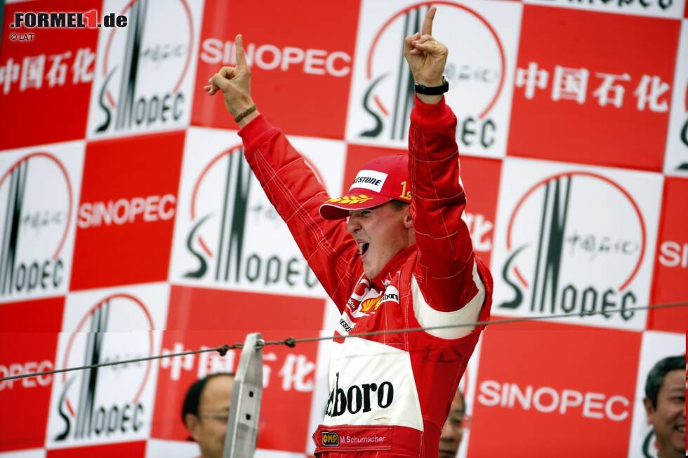 Foto zur News: Meiste Siege: Mit 91 Siegen ist Michael Schumacher noch immer der erfolgreichste Fahrer der Geschichte. Doch Achtung: Lewis Hamilton steht bereits bei 73 Erfolgen. Da die Saison über 21 Rennen geht, könnte er &quot;Schumi&quot; ganz theoretisch überholen. Dafür bräuchte er allerdings mindestens 19 Saisonsiege - was ebenfalls ein neuer Rekord wäre.