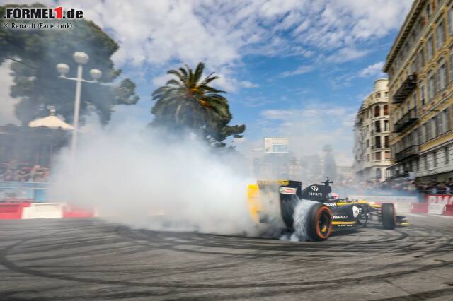Foto zur News: Daniel Ricciardo begeistert am Steuer eines E20 die französischen Fans in Nizza. Der Event ist Teil der Roadshow, die Renault vor dem Frankreich-GP abhält. Klick dich durch die schönsten Bilder aus Nizza!