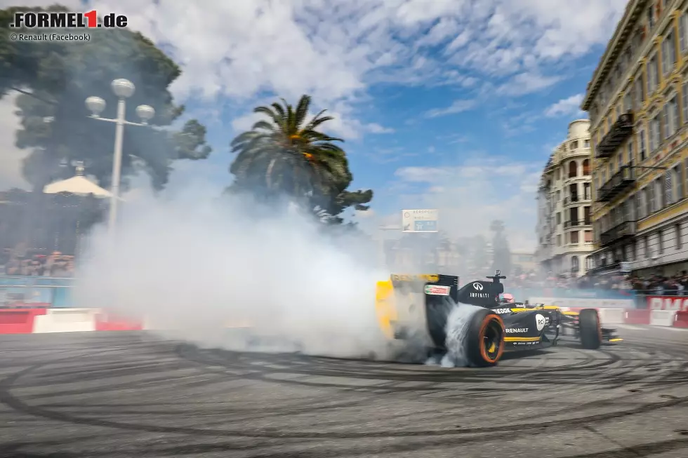Daniel Ricciardo begeistert am Steuer eines E20 die französischen Fans in Nizza. Der Event ist Teil der Roadshow, die Renault vor dem Frankreich-GP abhält. Klick dich durch die schönsten Bilder aus Nizza! Foto zur News: Daniel Ricciardo begeistert am Steuer eines E20 die französischen Fans in Nizza. Der Event ist Teil der Roadshow, die Renault vor dem Frankreich-GP abhält. Klick dich durch die schönsten Bilder aus Nizza!