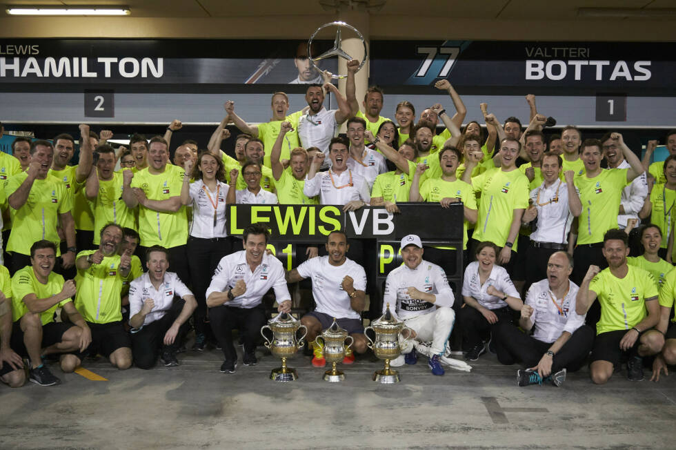 Foto zur News: Mercedes schaffte es 2019 als erstes Team der Formel-1-Geschichte, in den ersten vier Rennen einer Saison vier Doppelsiege zu feiern. Das hat jeder Fan der Königsklasse mitbekommen. Es gibt aber noch ein paar andere überraschende Zahlen zum Saisonauftakt 2019, die so wohl nicht jeder auf dem Zettel hat ...