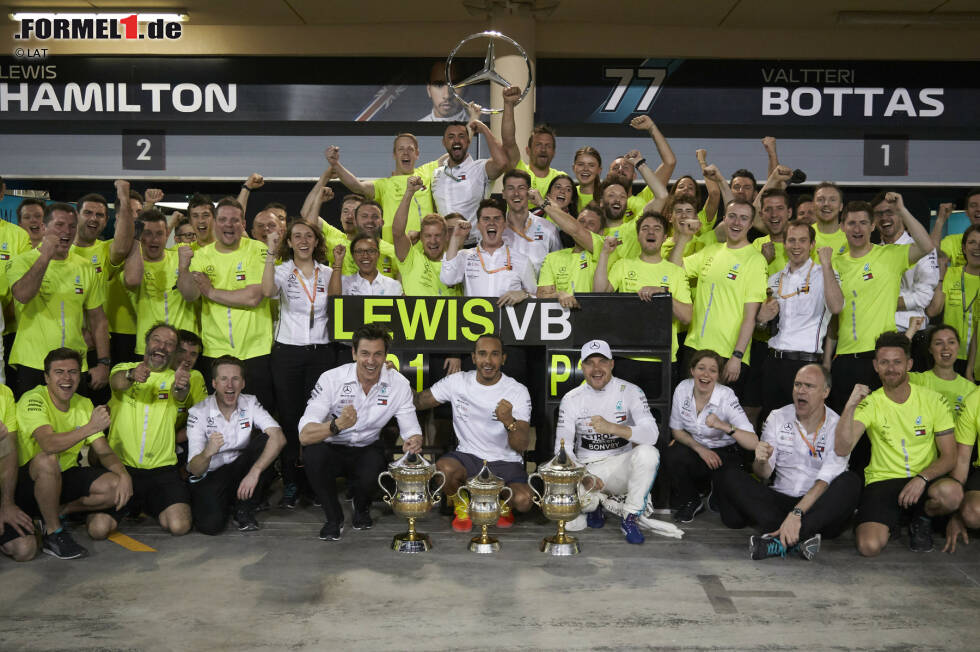 Mercedes schaffte es 2019 als erstes Team der Formel-1-Geschichte, in den ersten vier Rennen einer Saison vier Doppelsiege zu feiern. Das hat jeder Fan der Königsklasse mitbekommen. Es gibt aber noch ein paar andere überraschende Zahlen zum Saisonauftakt 2019, die so wohl nicht jeder auf dem Zettel hat ... Mercedes schaffte es 2019 als erstes Team der Formel-1-Geschichte, in den ersten vier Rennen einer Saison vier Doppelsiege zu feiern. Das hat jeder Fan der Königsklasse mitbekommen. Es gibt aber noch ein paar andere überraschende Zahlen zum Saisonauftakt 2019, die so wohl nicht jeder auf dem Zettel hat ...