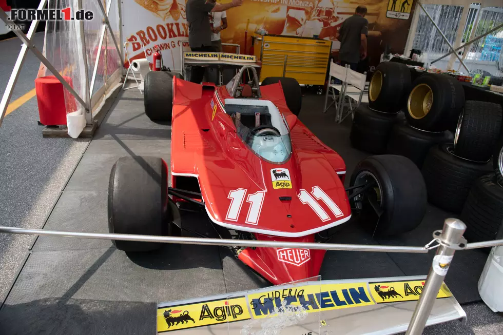Sein Weltmeister-Bolide ist zum 90-Jahr-Jubiläum der Scuderia am Rennwochenende in Italien auch ausgestellt für die Tifosi. Foto zur News: Sein Weltmeister-Bolide ist zum 90-Jahr-Jubiläum der Scuderia am Rennwochenende in Italien auch ausgestellt für die Tifosi.