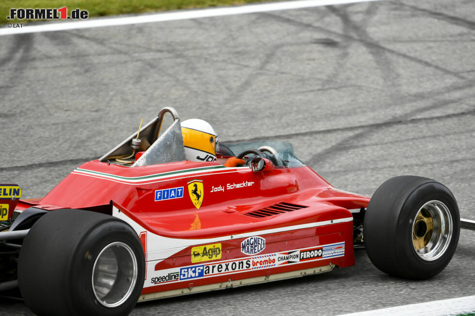 Foto zur News: ... denn Teamkollege Gilles Villeneuve beendete den Italien-Klassiker auf Rang zwei nur 0,460 Sekunden hinter Scheckter. Ferrari durfte sich über einen Doppelsieg freuen.