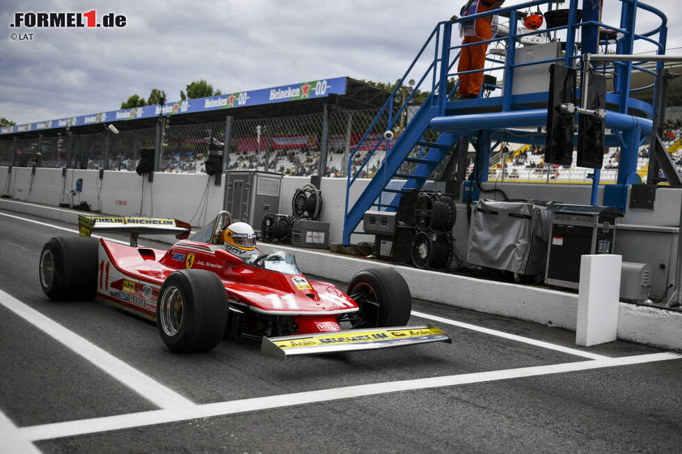 ... in dem er in der Saison 1979 den Weltmeistertitel auf Ferrari einfahren konnte. In jener Saison gewann er insgesamt drei Grands Prix. ... in dem er in der Saison 1979 den Weltmeistertitel auf Ferrari einfahren konnte. In jener Saison gewann er insgesamt drei Grands Prix.