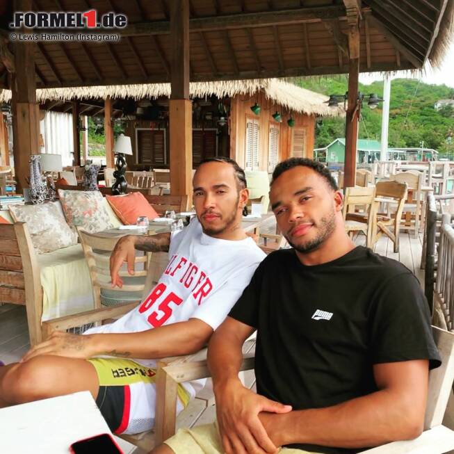 Ganz entspannt: Lewis Hamilton im Urlaub mit Bruder Nicolas. Man darf beim WM-Leader aber wohl davon ausgehen, dass es im August nicht die ganze Zeit so ruhig war ... Ganz entspannt: Lewis Hamilton im Urlaub mit Bruder Nicolas. Man darf beim WM-Leader aber wohl davon ausgehen, dass es im August nicht die ganze Zeit so ruhig war ...