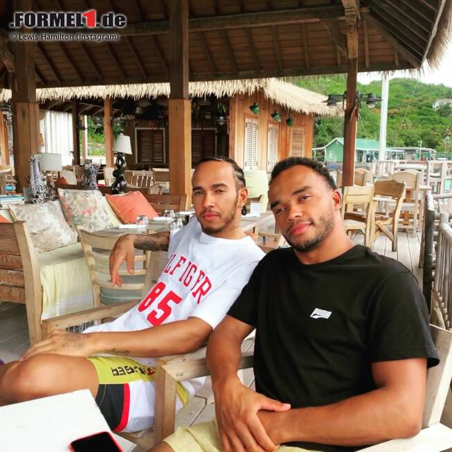 Foto zur News: Ganz entspannt: Lewis Hamilton im Urlaub mit Bruder Nicolas. Man darf beim WM-Leader aber wohl davon ausgehen, dass es im August nicht die ganze Zeit so ruhig war ...