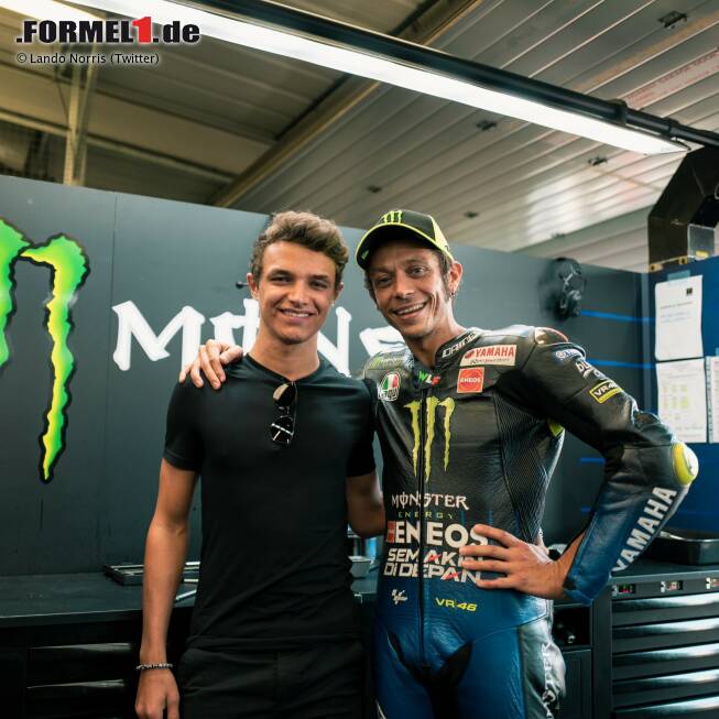 Lando Norris konnte die Finger auch in der Pause nicht so recht vom Motorsport lassen. Er war unter anderem als Gast bei der MotoGP in Silverstone. Selbst gefahren ist er natürlich nicht, dafür hat er aber unter anderem sein großes Idol Valentino Rossi getroffen. Ist doch auch was! Lando Norris konnte die Finger auch in der Pause nicht so recht vom Motorsport lassen. Er war unter anderem als Gast bei der MotoGP in Silverstone. Selbst gefahren ist er natürlich nicht, dafür hat er aber unter anderem sein großes Idol Valentino Rossi getroffen. Ist doch auch was!