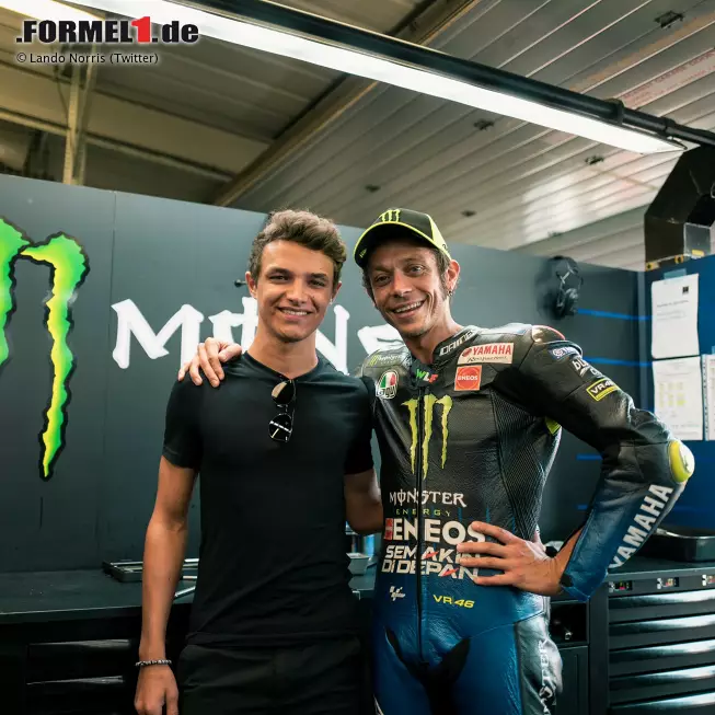 Foto zur News: Lando Norris konnte die Finger auch in der Pause nicht so recht vom Motorsport lassen. Er war unter anderem als Gast bei der MotoGP in Silverstone. Selbst gefahren ist er natürlich nicht, dafür hat er aber unter anderem sein großes Idol Valentino Rossi getroffen. Ist doch auch was!