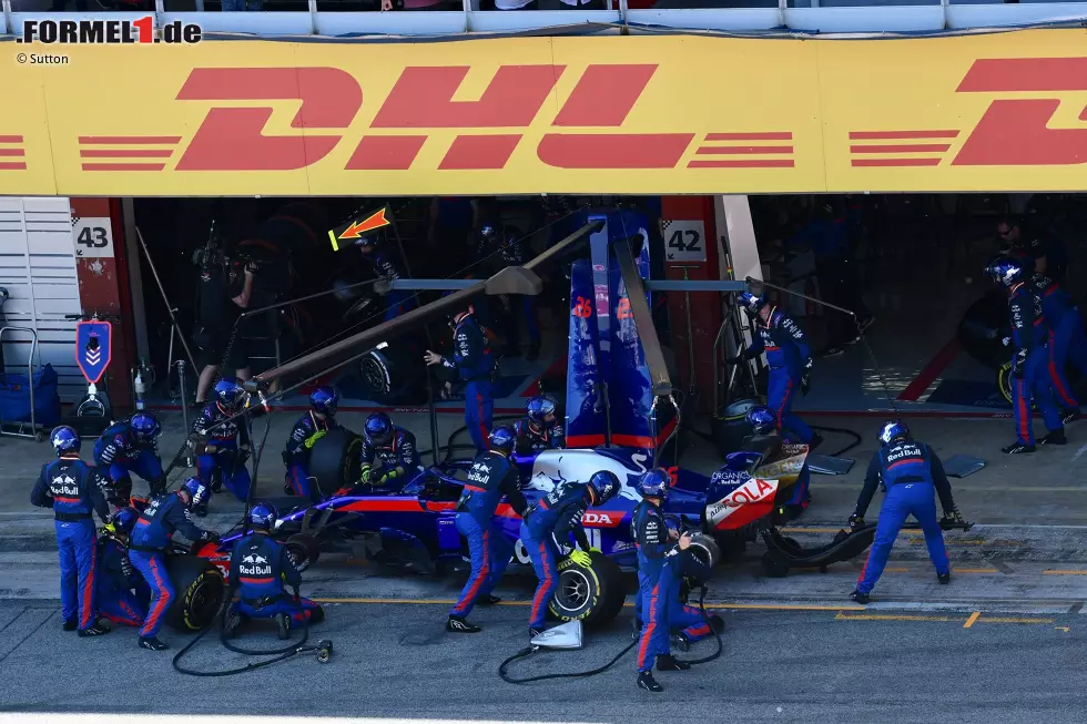 Daniil Kwjat (2): Das vielleicht beste Formel-1-Rennen in der Karriere des Russen, und hätte er nicht beim missglückten Doppelstopp wertvolle Sekunden verloren, hätte er unter Umständen sogar die Haas herausfordern können. So wurde er Neunter. Herausragend das Manöver gegen Räikkönen außen in Kurve 4! Foto zur News: Daniil Kwjat (2): Das vielleicht beste Formel-1-Rennen in der Karriere des Russen, und hätte er nicht beim missglückten Doppelstopp wertvolle Sekunden verloren, hätte er unter Umständen sogar die Haas herausfordern können. So wurde er Neunter. Herausragend das Manöver gegen Räikkönen außen in Kurve 4!