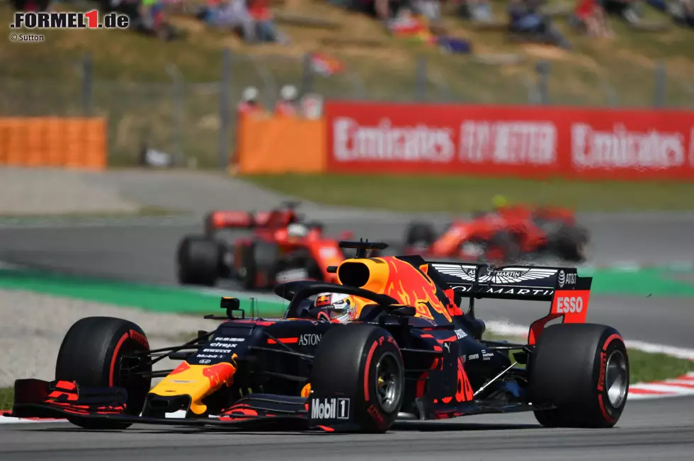 Max Verstappen (1): "Mad Max", inzwischen gar nicht mehr so "mad", liefert und liefert und liefert! Mit einem Red Bull, der derzeit nur dritte Kraft ist, liegt er in der Fahrer-WM vor beiden Ferrari-Stars. Mit Platz drei hat er das Maximum herausgeholt. Wäre das Team genauso stark wie er, müsste sich Mercedes warm anziehen. Foto zur News: Max Verstappen (1): "Mad Max", inzwischen gar nicht mehr so "mad", liefert und liefert und liefert! Mit einem Red Bull, der derzeit nur dritte Kraft ist, liegt er in der Fahrer-WM vor beiden Ferrari-Stars. Mit Platz drei hat er das Maximum herausgeholt. Wäre das Team genauso stark wie er, müsste sich Mercedes warm anziehen.