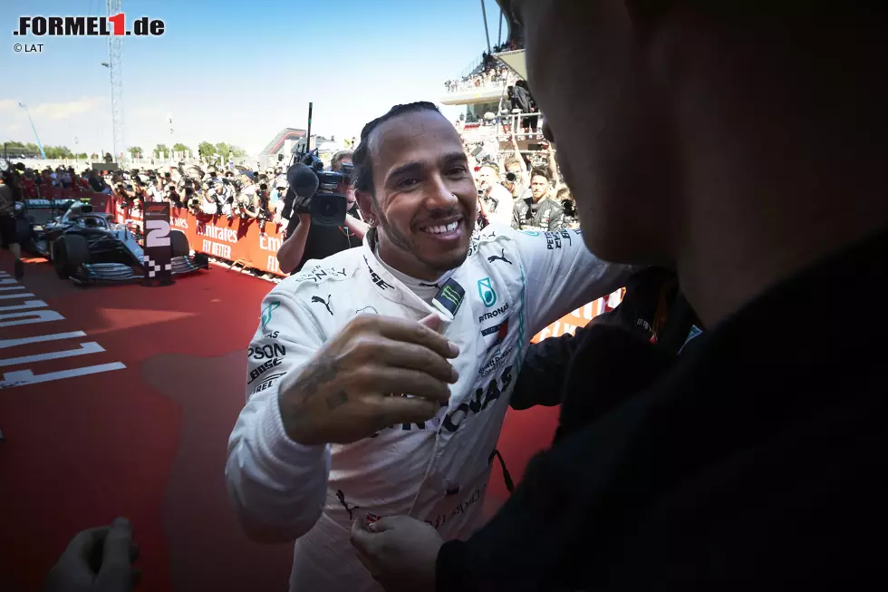 Lewis Hamilton (1): Klar, das Qualifying war nicht seine Sternstunde - Batterieladestand hin oder her. Und am Start war sicher auch ein bisschen Glück dabei. Aber danach hat Hamilton staubtrocken seine Weltmeister-Platte abgespielt und den Sieg nach Hause gebracht. Langsam läuft er wieder zu Höchstform auf. Foto zur News: Lewis Hamilton (1): Klar, das Qualifying war nicht seine Sternstunde - Batterieladestand hin oder her. Und am Start war sicher auch ein bisschen Glück dabei. Aber danach hat Hamilton staubtrocken seine Weltmeister-Platte abgespielt und den Sieg nach Hause gebracht. Langsam läuft er wieder zu Höchstform auf.