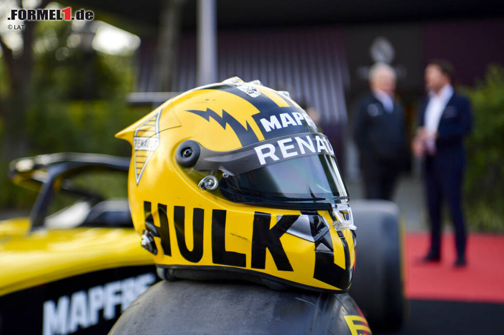 Foto zur News: Auch Nico Hülkenberg (Renault) hat sich für ein Retro-Design entschieden. Der Deutsche hat zwar an seinen ursprünglichen Farben Gelb und Schwarz festgehalten, jedoch etwas modifiziert. &quot;Außen sieht es anders aus, aber innen fühlt es sich wie immer an&quot;, schmunzelt er.