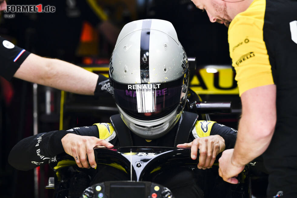 Foto zur News: Daniel Ricciardo (Renault) hat sich für einen Retro-Look entschieden. Der Australier hat sich ganz auf Designer Jens Munser verlassen, der ihm einen Helm angelehnt an die Anfangsjahre der Königsklasse gestaltet hat.