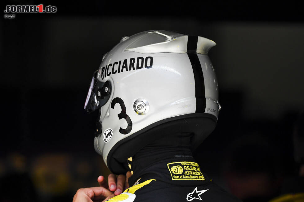 Foto zur News: Inspiriert wurde der graue Helm mit schwarzem Streifen und der schwarzen Drei auf der Seite von Sir Jack Brabham. Der Australier gewann die Weltmeisterschaft dreimal und ist für Ricciardo ein großes Vorbild.