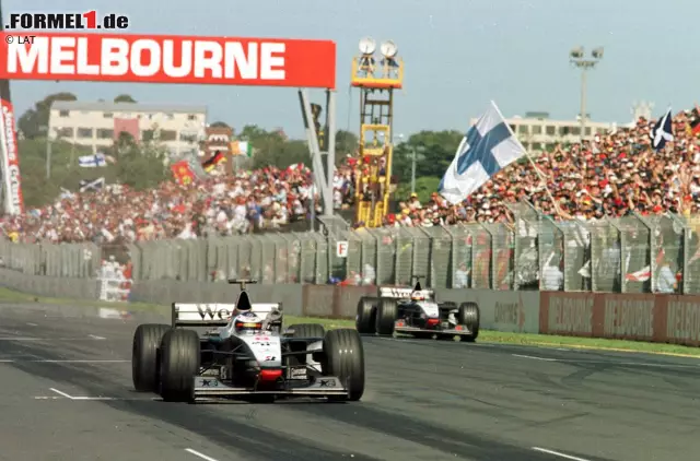 Australien 1998 - Mika Häkkinen fährt beim Saisonauftakt dem Sieg entgegen, bis er nach einem Missverständnis unnötigerweise an die Box kommt und so die Führung an seinen McLaren-Teamkollegen David Coulthard verliert. Der Schotte erhält daraufhin die Anweisung, Häkkinen die Führung zurückzugeben. Foto zur News: Australien 1998 - Mika Häkkinen fährt beim Saisonauftakt dem Sieg entgegen, bis er nach einem Missverständnis unnötigerweise an die Box kommt und so die Führung an seinen McLaren-Teamkollegen David Coulthard verliert. Der Schotte erhält daraufhin die Anweisung, Häkkinen die Führung zurückzugeben.