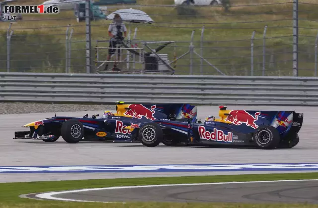 Auch Webber gewinnt anschließend nie wieder einen Grand Prix, am Ende des Jahres beendet er seine Formel-1-Karriere. Die fünf gemeinsamen Red-Bull-Jahre mit Vettel sind ohnehin von Kontroversen überschattet. Man denke zum Beispiel an den Crash der beiden 2010 in Istanbul ... Foto zur News: Auch Webber gewinnt anschließend nie wieder einen Grand Prix, am Ende des Jahres beendet er seine Formel-1-Karriere. Die fünf gemeinsamen Red-Bull-Jahre mit Vettel sind ohnehin von Kontroversen überschattet. Man denke zum Beispiel an den Crash der beiden 2010 in Istanbul ...