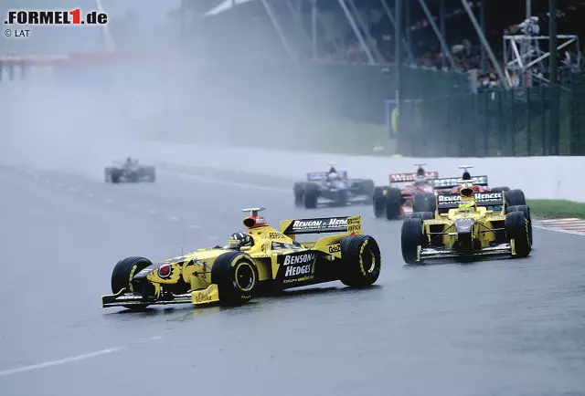 Belgien 1998 - McLaren sorgt in diesem Jahr nicht für den einzigen Aufreger. Nachdem beim Chaosrennen in Spa ein Favorit nach dem anderen ausscheidet, findet sich das Jordan-Team plötzlich auf den Plätzen eins und zwei wieder. Damon Hill führt vor Ralf Schumacher - und meldet sich daraufhin am Funk. Foto zur News: Belgien 1998 - McLaren sorgt in diesem Jahr nicht für den einzigen Aufreger. Nachdem beim Chaosrennen in Spa ein Favorit nach dem anderen ausscheidet, findet sich das Jordan-Team plötzlich auf den Plätzen eins und zwei wieder. Damon Hill führt vor Ralf Schumacher - und meldet sich daraufhin am Funk.