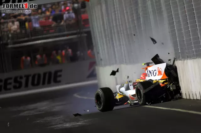 "Crashgate" - Teamorder mal anders: Fernando Alonso gewinnt 2008 dank einer Safety-Car-Phase, die von seinem Renault-Teamkollegen Nelson Piquet jun. ausgelöst wird. Zufall? Nein, denn später kommt heraus, dass der Brasilianer absichtlich gecrasht ist, um Alonso den Sieg zu ermöglichen - auf Anweisung des Teams. Foto zur News: "Crashgate" - Teamorder mal anders: Fernando Alonso gewinnt 2008 dank einer Safety-Car-Phase, die von seinem Renault-Teamkollegen Nelson Piquet jun. ausgelöst wird. Zufall? Nein, denn später kommt heraus, dass der Brasilianer absichtlich gecrasht ist, um Alonso den Sieg zu ermöglichen - auf Anweisung des Teams.