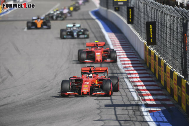 Foto zur News: Ferrari sorgte in Sotschi 2019 für heftige Diskussionen, als man Sebastian Vettel anwies, Charles Leclerc die Führung zu überlassen. Der Deutsche widersetzte sich, und Ferrari drehte die Positionen später an der Box. In der Geschichte der Formel 1 nicht das erste Mal, dass eine Stallregie für Schlagzeilen sorgte ...