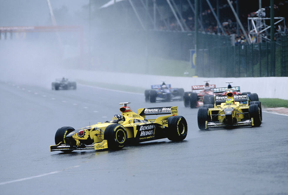 Foto zur News: Belgien 1998 - McLaren sorgt in diesem Jahr nicht für den einzigen Aufreger. Nachdem beim Chaosrennen in Spa ein Favorit nach dem anderen ausscheidet, findet sich das Jordan-Team plötzlich auf den Plätzen eins und zwei wieder. Damon Hill führt vor Ralf Schumacher - und meldet sich daraufhin am Funk.