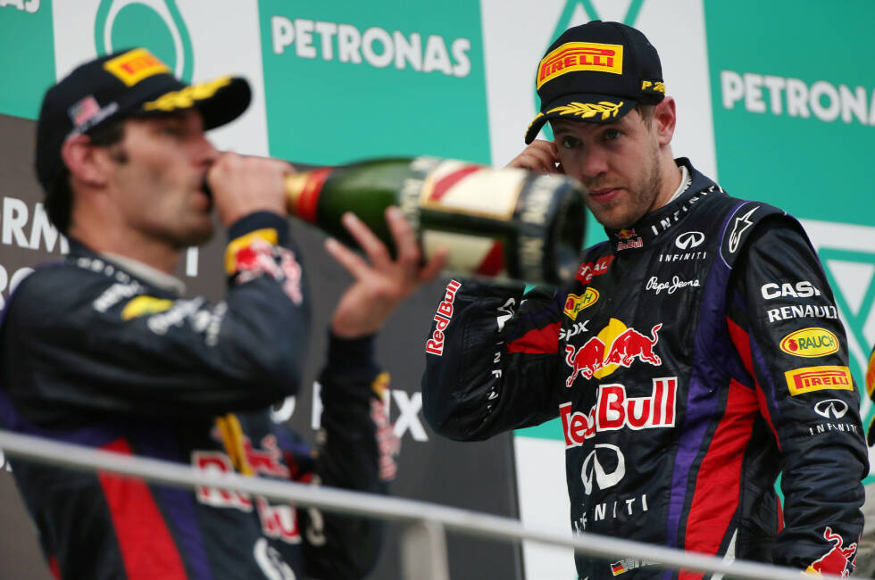 Foto zur News: &quot;Multi 21&quot; - Beim Großen Preis von Malaysia 2013 führt Red-Bull-Pilot Mark Webber vor Teamkollege Sebastian Vettel. Die beiden bekommen die Anweisung, die Positionen zu halten. Vettel hat allerdings andere Pläne, überholt und gewinnt das Rennen schließlich. Die Stimmung auf dem Podium: frostig.