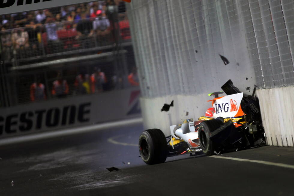 Foto zur News: &quot;Crashgate&quot; - Teamorder mal anders: Fernando Alonso gewinnt 2008 dank einer Safety-Car-Phase, die von seinem Renault-Teamkollegen Nelson Piquet jun. ausgelöst wird. Zufall? Nein, denn später kommt heraus, dass der Brasilianer absichtlich gecrasht ist, um Alonso den Sieg zu ermöglichen - auf Anweisung des Teams.