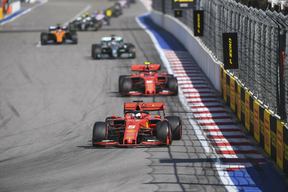 Foto zur News: Ferrari sorgte in Sotschi 2019 für heftige Diskussionen, als man Sebastian Vettel anwies, Charles Leclerc die Führung zu überlassen. Der Deutsche widersetzte sich, und Ferrari drehte die Positionen später an der Box. In der Geschichte der Formel 1 nicht das erste Mal, dass eine Stallregie für Schlagzeilen sorgte ...