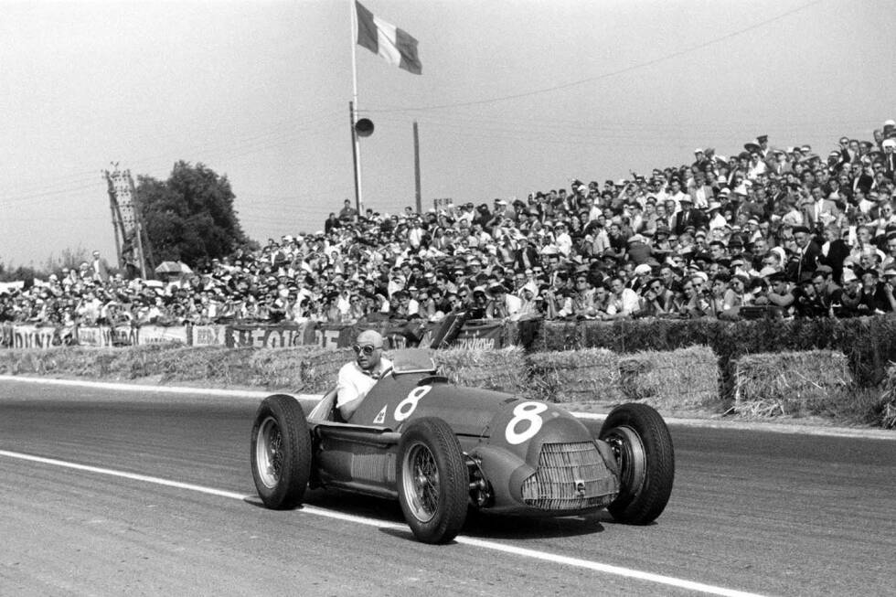 Foto zur News: Frankreich 1951 - Ja, Stallregie gibt es auch schon in der zweiten Formel-1-Saison der Geschichte - und was für eine! Nachdem am Alfa Romeo von Juan Manuel Fangio Probleme auftreten, wird Teamkollege Luigi Fagioli an die Box gerufen, um dem Argentinier sein Auto zu überlassen. Damals ist das erlaubt.