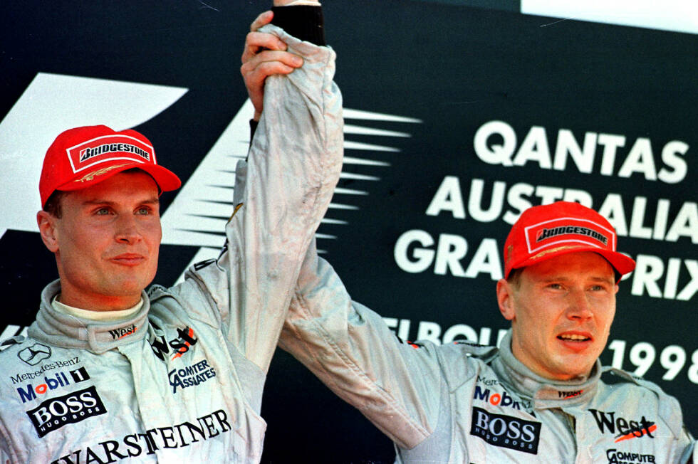 Foto zur News: Coulthard gehorcht, und Häkkinen steht beim ersten von insgesamt fünf McLaren-Doppelsiegen in diesem Jahr ganz oben. Der Platztausch ist übrigens kein Problem, denn das komplette restliche Feld hat im Ziel mehr als eine Runde Rückstand auf die überlegenen Silberpfeile.