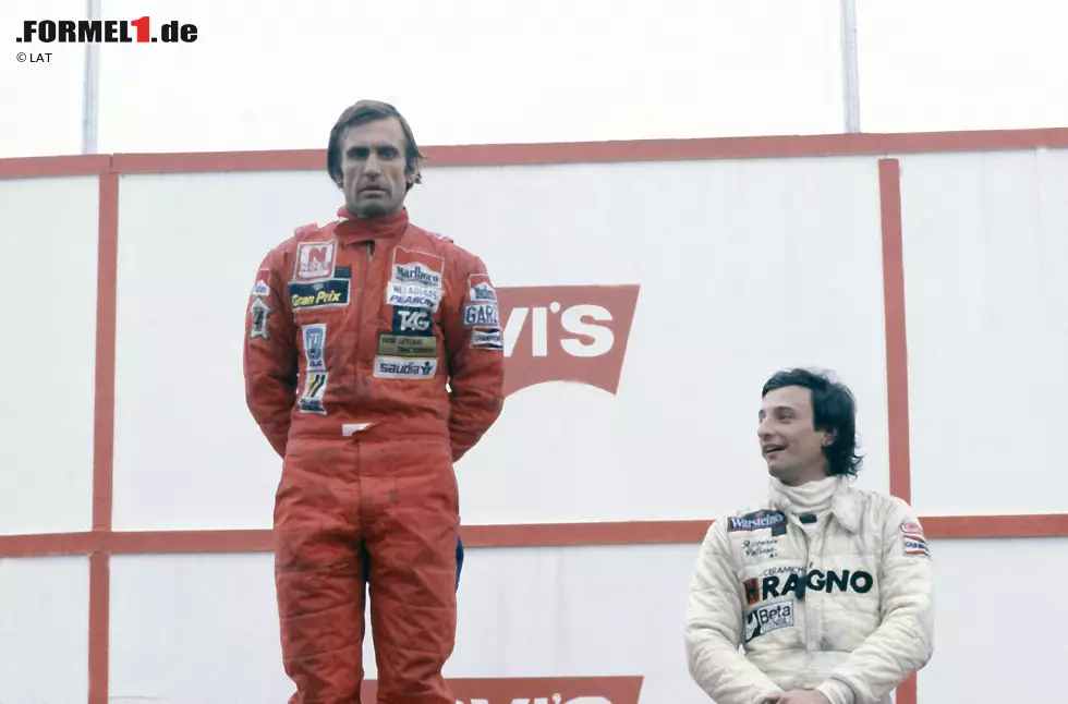 Brasilien 1981 - Sebastian Vettel ist nicht der erste Pilot, der sich einer Teamorder widersetzt. Schon mehr als 30 Jahre zuvor sorgt Carlos Reutemann bei Williams für Ärger, weil er sich beim zweiten Saisonrennen weigert, Alan Jones den Sieg zu überlassen. Der ist so sauer, dass er anschließend das Podium schwänzt. Foto zur News: Brasilien 1981 - Sebastian Vettel ist nicht der erste Pilot, der sich einer Teamorder widersetzt. Schon mehr als 30 Jahre zuvor sorgt Carlos Reutemann bei Williams für Ärger, weil er sich beim zweiten Saisonrennen weigert, Alan Jones den Sieg zu überlassen. Der ist so sauer, dass er anschließend das Podium schwänzt.