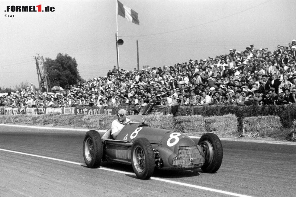 Foto zur News: Frankreich 1951 - Ja, Stallregie gibt es auch schon in der zweiten Formel-1-Saison der Geschichte - und was für eine! Nachdem am Alfa Romeo von Juan Manuel Fangio Probleme auftreten, wird Teamkollege Luigi Fagioli an die Box gerufen, um dem Argentinier sein Auto zu überlassen. Damals ist das erlaubt.