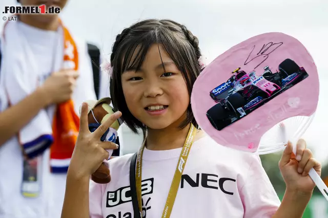 Foto zur News: Tatsächlich hat in Japan gefühlt jede Person im Fahrerlager einen eigenen Fanclub mitgebracht. Selbst Lance Stroll, über den sich in Europa hartnäckig das Gerücht hält, er habe gar keine Fans ...