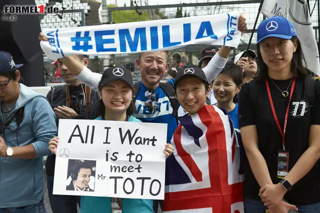 Foto zur News: Diese Dame hat einen ganz besonderen Wunsch. Nicht etwa Lewis Hamilton, Sebastian Vettel oder Max Verstappen ist ihr Ziel - sondern Toto Wolff! Mal schauen, ob "Mr. Toto" das möglich machen kann ...