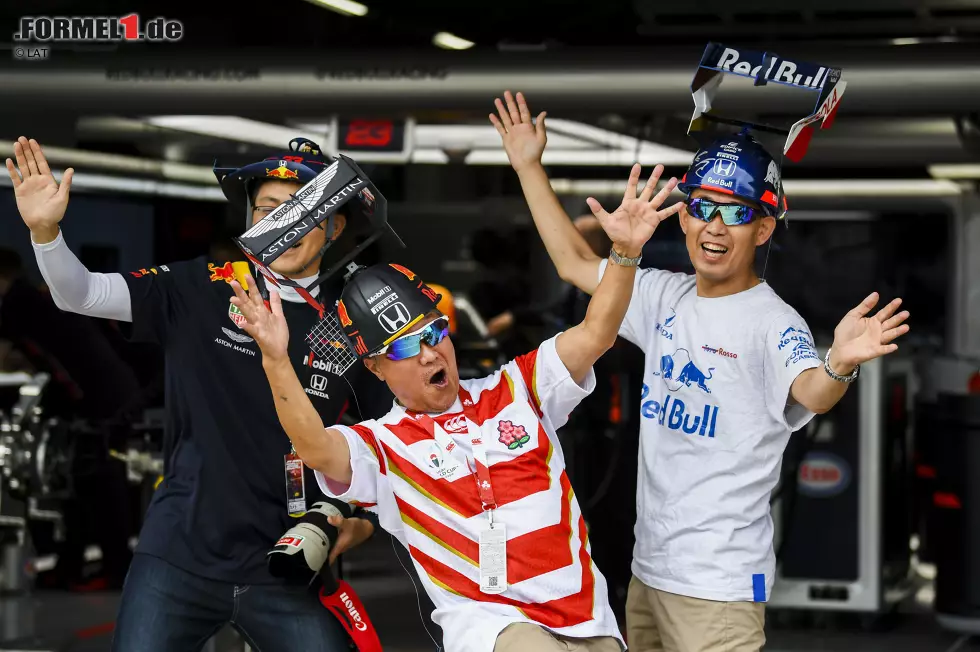 Foto zur News: Für ordentlich Stimmung sorgen auch diese drei Herren hier - und dank der &quot;Flügel&quot; auch für den in Suzuka so wichtigen Abtrieb!