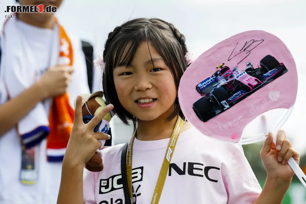 Foto zur News: Tatsächlich hat in Japan gefühlt jede Person im Fahrerlager einen eigenen Fanclub mitgebracht. Selbst Lance Stroll, über den sich in Europa hartnäckig das Gerücht hält, er habe gar keine Fans ...