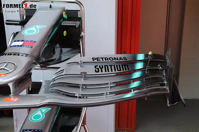 Mercedes W10: Frontflügel Foto zur News: Mercedes W10: Frontflügel