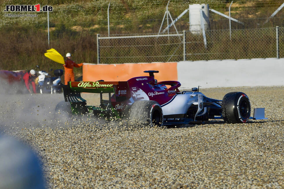 Endstation Kiesbett: Ex-Champion Kimi Räikkönen sorgte im Alfa Romeo C38 gleich zu Beginn der Wintertests 2019 für den ersten Zwischenfall, indem er rückwärts von der Strecke kreiselte. Hier ist der komplette Abflug in Bildern! Endstation Kiesbett: Ex-Champion Kimi Räikkönen sorgte im Alfa Romeo C38 gleich zu Beginn der Wintertests 2019 für den ersten Zwischenfall, indem er rückwärts von der Strecke kreiselte. Hier ist der komplette Abflug in Bildern!