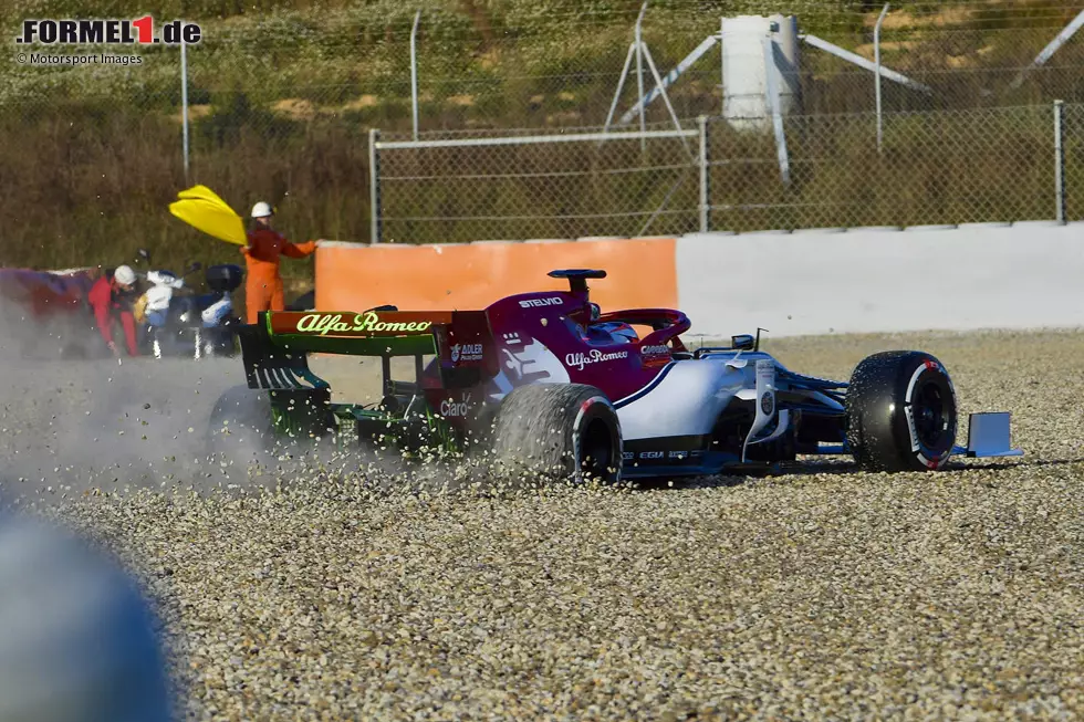 Foto zur News: Endstation Kiesbett: Ex-Champion Kimi Räikkönen sorgte im Alfa Romeo C38 gleich zu Beginn der Wintertests 2019 für den ersten Zwischenfall, indem er rückwärts von der Strecke kreiselte. Hier ist der komplette Abflug in Bildern!