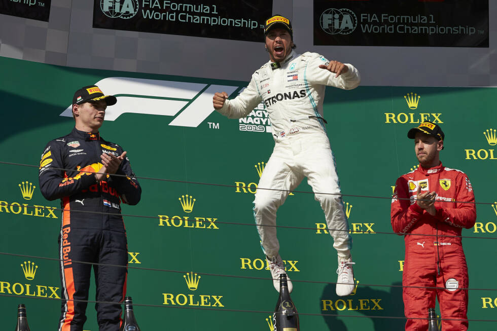 Foto zur News: Lewis Hamilton (1): Im Qualifying hinter dem Teamkollegen, das hat er aber gleich am Start repariert. Strategie des Teams perfekt umgesetzt und verdient gewonnen. Das Gemecker am Funk hätte er sich sparen können; fahrerisch gibt es aber wieder einmal nichts auszusetzen. Weltmeisterlich.
