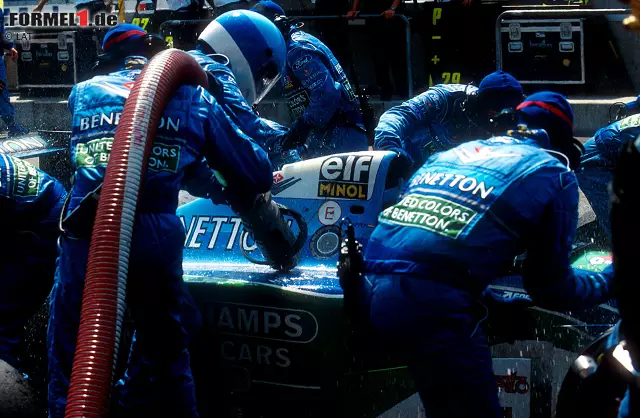 Foto zur News: Eigentlich kommt Jos Verstappen in Runde 15 zu einem regulären Boxenstopp rein. Doch es tritt Benzin aus, das über sein ganzes Auto gespritzt wird.