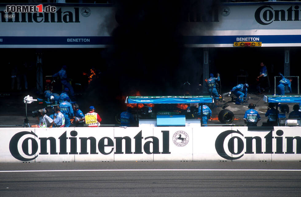 Foto zur News: Wenige Sekunden später entzündet sich ein Feuer und die Benetton-Box gleicht einem flammenden Inferno.