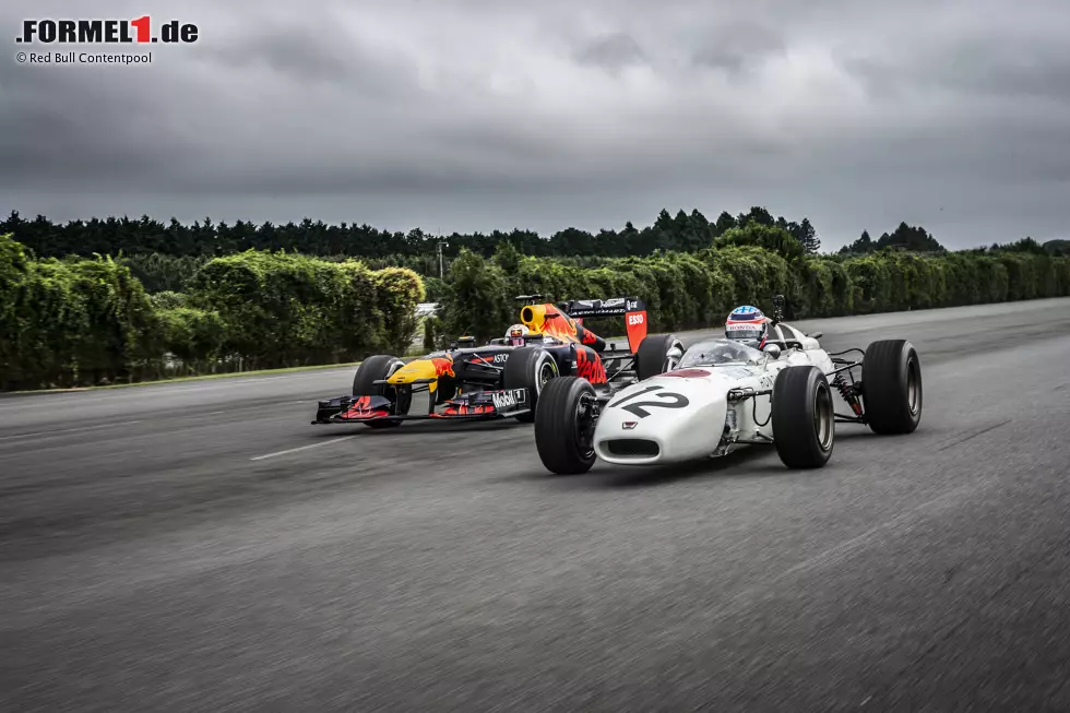 Während Sato im Honda sitzen blieb, leistete ihm Verstappen im RB7 aus der Saison 2011 Gesellschaft. Foto zur News: Während Sato im Honda sitzen blieb, leistete ihm Verstappen im RB7 aus der Saison 2011 Gesellschaft.