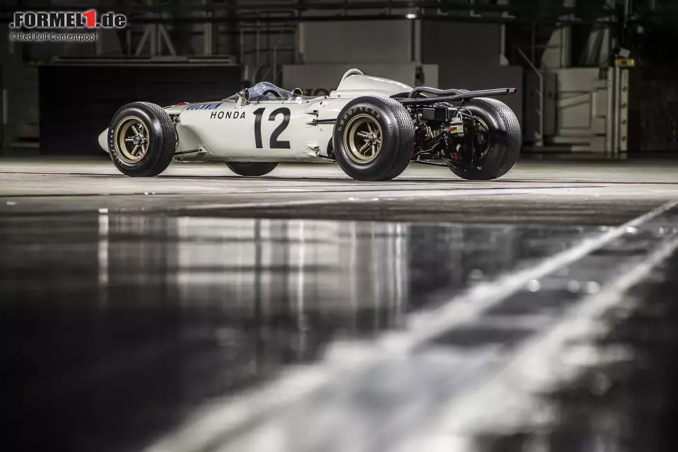 Im Heck ist ein 1,5-Liter-V12-Motor verbaut worden. Damit gewann Honda auch das erste Formel-1-Rennen. Foto zur News: Im Heck ist ein 1,5-Liter-V12-Motor verbaut worden. Damit gewann Honda auch das erste Formel-1-Rennen.