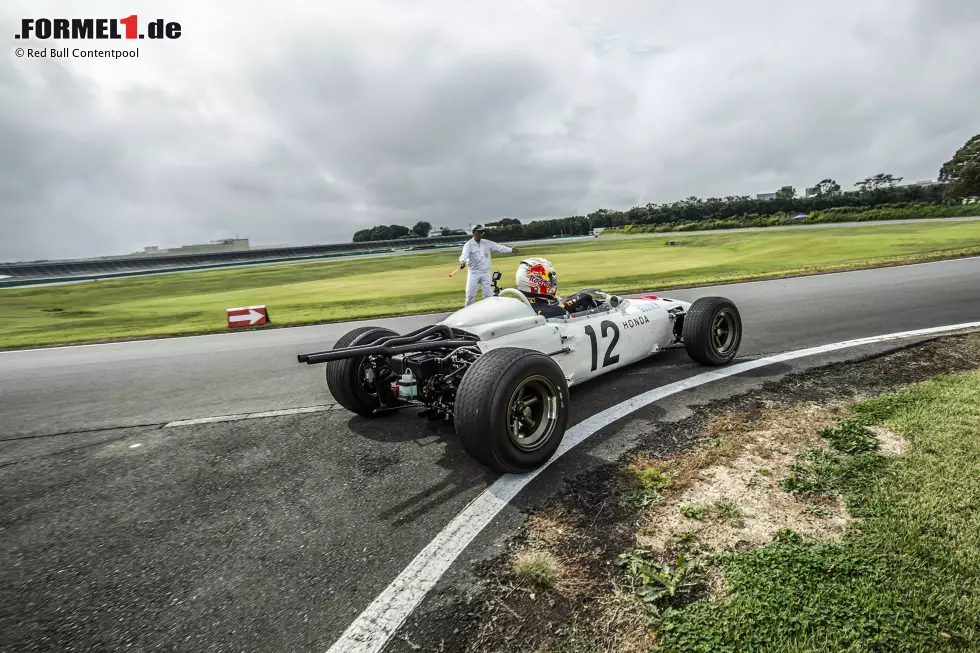 Foto zur News: ... auf der Honda-Teststrecke in Tochigi saß er am Steuer des Honda RA272 aus der Saison 1965.