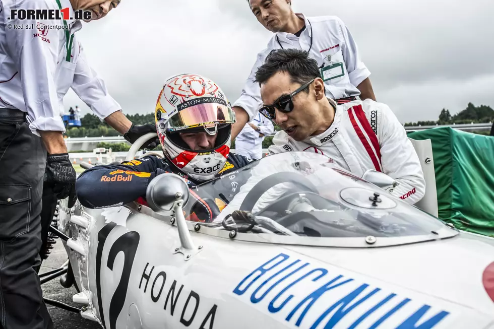 Foto zur News: Der Japaner gab dem Niederländer Tipps, wie er den historischen Boliden fahren muss.