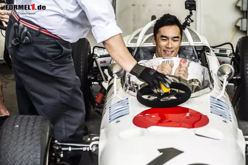 Auch Sato durfte in den Honda einsteigen. Für ihn ein besonderes Erlebnis! Foto zur News: Auch Sato durfte in den Honda einsteigen. Für ihn ein besonderes Erlebnis!