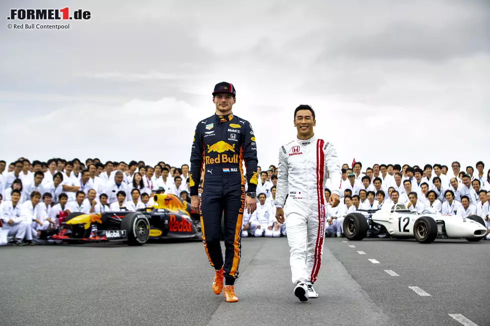 Der 21-jährige Verstappen und der 42-jährige Sato haben insgesamt 187 Formel-1-Rennen bestritten. Foto zur News: Der 21-jährige Verstappen und der 42-jährige Sato haben insgesamt 187 Formel-1-Rennen bestritten.